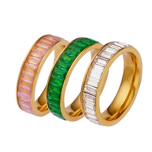 Lot de trois bagues empilables en acier inoxydable doré avec zircons taille baguette