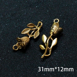 Macro detail of 31mm x 12mm 18K gold-plated 3D rose flower pendant for jewelry DIY