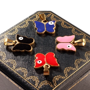 Lot de quatre pendentifs papillon mignons avec motif œil maléfique en émail coloré