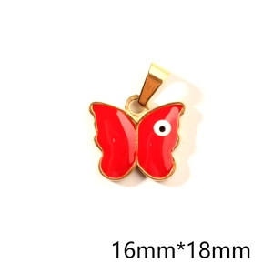 Détail d'un pendentif papillon rouge avec œil du diable et finition en métal doré