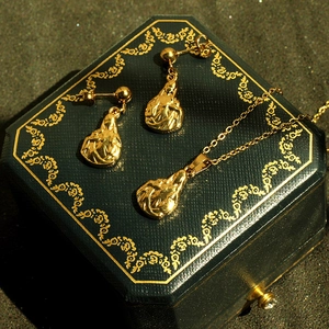 Λεπτομέρεια από σετ κοσμημάτων 14k χρυσού με ανάγλυφα θρησκευτικά πορτραίτα