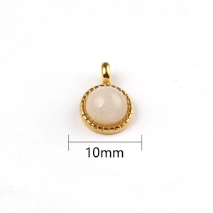 Vue détaillée du pendentif vintage français de 10mm avec pierre blanche et bord doré