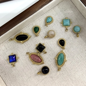 Pendentifs vintage français en or avec pierres précieuses colorées sur plateau