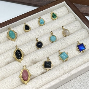 Gros plan détaillé de pendentifs en pierres précieuses dorés de style rétro français