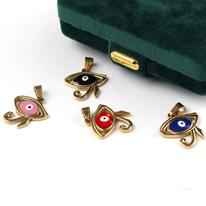 Colgantes de Ojo de Horus dorados con esmalte colorido sobre caja de joyería de terciopelo