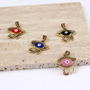 Colgantes del ojo de Horus egipcio en cuatro colores sobre soporte de piedra