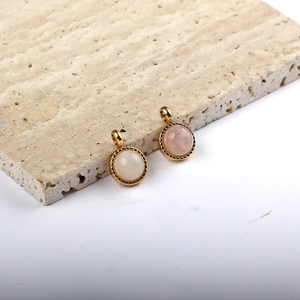 Pendentifs vintage français avec pierres précieuses rondes rose et blanc et bordure perlée