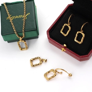 Gouden sieradenset met onregelmatige hamerstructuur inclusief ketting en oorbellen