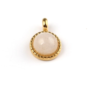 Pendentif vintage doré avec pierre blanche translucide et bordure perlée élégante
