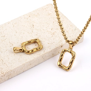 Gouden halsketting met holle vierkante hanger en onregelmatige lavatextuur