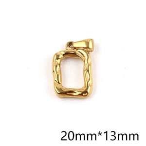 Macro-detail van de 20mmx13mm gouden onregelmatige gehamerde rechthoek hanger