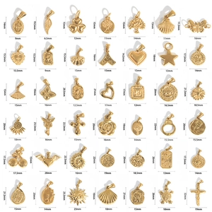 Detaillierte Sammlung goldener Anhänger wie Seesterne, Herzen und Muscheln für DIY-Schmuck