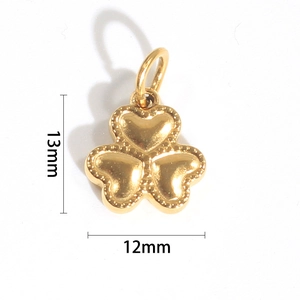 Makro-Detail eines 13mm Gold-Kleeblatt-Anhängers mit präzisen Maßangaben am Bild
