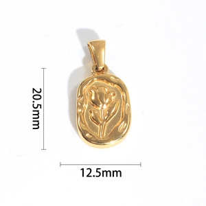 Makroansicht ovaler Gold-Anhänger mit Rosen-Relief und 20,5 mm Größenangabe aus Edelstahl