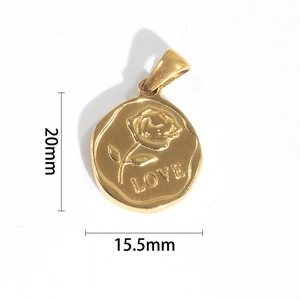 Detailansicht eines 20x15,5mm Goldanhängers mit Rosenmuster und LOVE-Prägung im Vintage-Stil