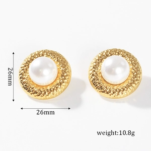 Detail of 26mm vintage hammered gold earrings with large pearl inlay for women