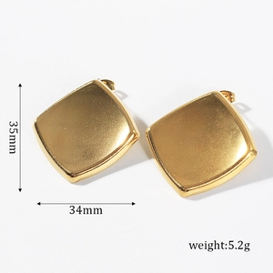 Détail des boucles d'oreilles carrées dorées de 35mm avec dimensions et poids