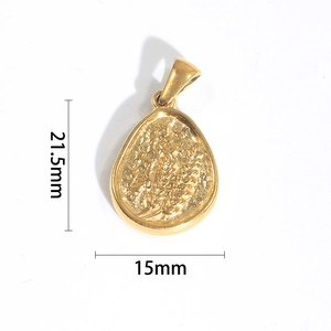 Detailansicht eines Goldrosen-Anhängers mit Maßen von 21,5 mm Höhe und 15 mm Breite