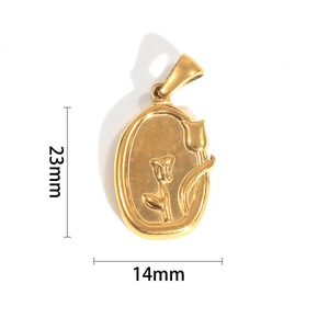Nahaufnahme des goldfarbenen ovalen Edelstahl-Anhängers mit Rosenrelief 23x14mm