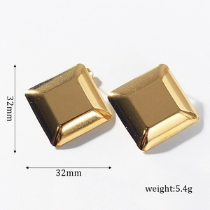 Vue détaillée des boucles d'oreilles pyramide carrées dorées avec dimensions 32mm