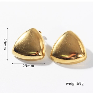 Vue détaillée de boucles d'oreilles triangulaires dorées polies, taille 29mm et poids 9g