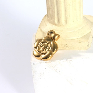 Eleganter mattgoldener Rosenanhänger mit Schichten auf einer klassischen Säule