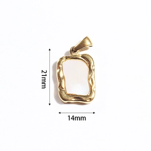 Λεπτομερής προβολή ορθογώνιου σταυρού 21x14mm με χρυσή κυματιστή άκρη και μαργαριταρένια βάση