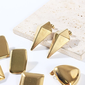 Boucles d'oreilles géométriques en acier inoxydable doré au design moderne minimaliste