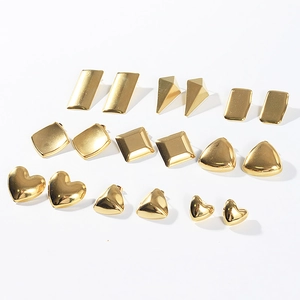 Ensemble de boucles d'oreilles géométriques dorées avec formes carrées et cœurs en acier