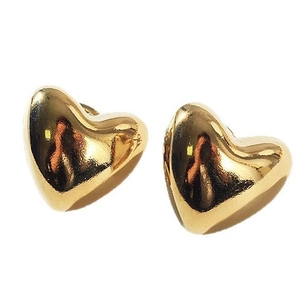 Boucles d'oreilles cœur dorées avec design 3D et finition métallique brillante