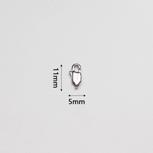 Detalle de un cierre de mosquetón de acero inoxidable plateado de 11 mm para joyas