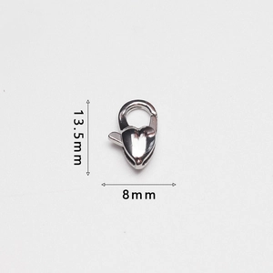 Detalle de cierre de mosquetón de corazón de 13,5mm en acero inoxidable para bisutería DIY