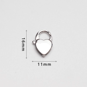 Cierre de mosquetón de corazón en acero inoxidable pulido con medidas 16mm x 11mm