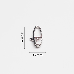Detalle de un cierre de mosquetón pulido de 20mm x 10mm de acero inoxidable para joyería