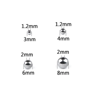 Vista macro di perle distanziatrici in acciaio inox da 3mm a 8mm con incisione fine