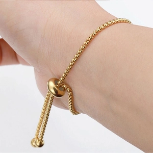 Dettaglio del bracciale a catena dorata regolabile con chiusura a scorrimento
