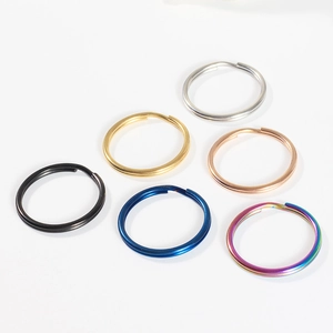 Détail de porte-clés en acier inoxydable 304 en or, noir, bleu et couleurs arc-en-ciel
