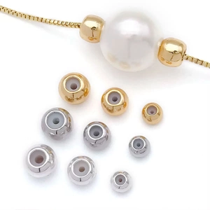 Dettaglio perle scorrevoli in acciaio inossidabile oro e argento con silicone per gioielli