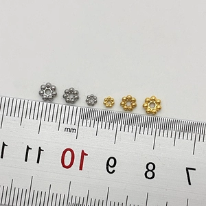Dettaglio macro di distanziatori a fiocco in oro e argento con guida alle misure