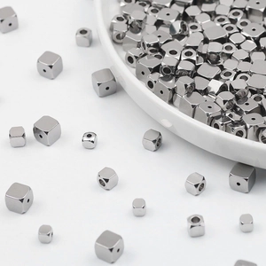 Détail de perles d'espacement carrées en acier inoxydable poli pour la fabrication de bijoux DIY