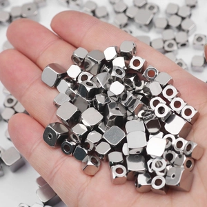 Détail de perles carrées en acier inoxydable pour création de bijoux DIY
