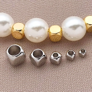 Détail macro de perles cubes en argent poli en cinq tailles pour bijoux DIY