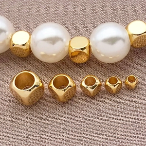 Vue macro de perles carrées plaquées or en cinq tailles pour accessoires de bijoux DIY
