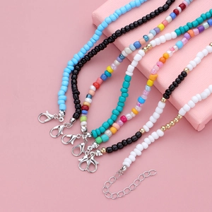 Detalle de juego de tobilleras de cuentas de colores hechas a mano con cierre ajustable