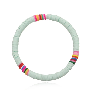 Nahaufnahme von mintgrünem Heishi-Tonperlenarmband mit bunten Regenbogenakzenten auf weißem Grund