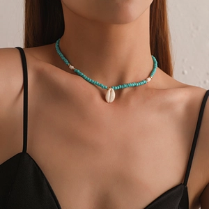 Collana boho con perline turchesi e ciondolo a conchiglia bianca per donne stile mare