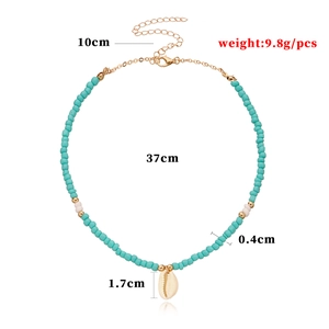 Collana di perline blu con ciondolo a conchiglia naturale su sfondo bianco
