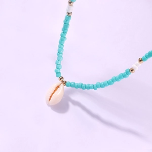 Collana boho con perline blu, ciondolo a conchiglia bianca e finiture dorate eleganti