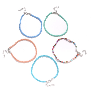 Set di 5 cavigliere da spiaggia con perline colorate da 3mm e chiusure a moschettone regolabili