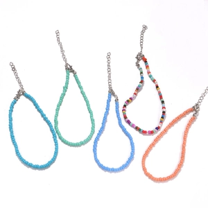 Set di cinque cavigliere colorate con perline da 3mm e catenelle regolabili in argento